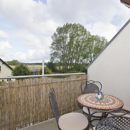 strandnahe 2-Raum-Ferienwohnung mit Balkon - Strandhaus Mönchgut FeWo 10 * Lobbe